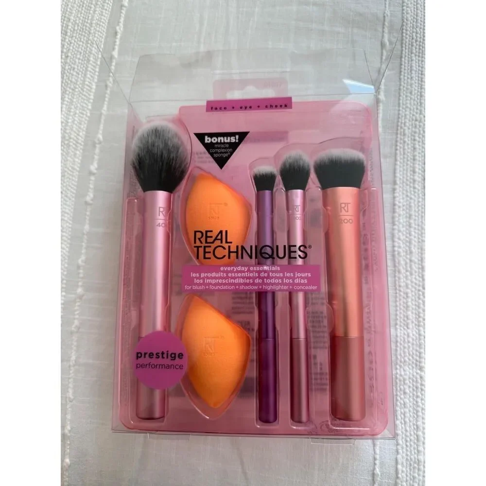 Real Techniques 6 Piece Makeup Brush Set Includes 4 Brushes & 2 Makeup Sponges